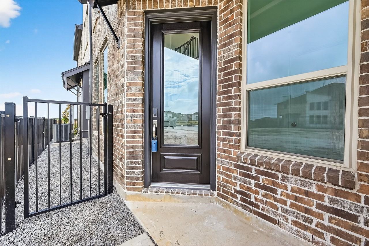 16739 Lake Austin St - Photo 5 of 50