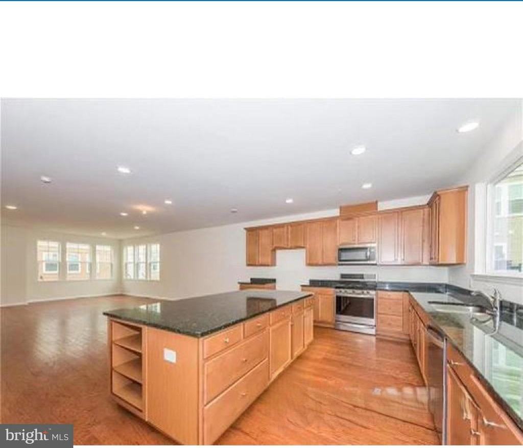 13 Bond St - Photo 5 of 10