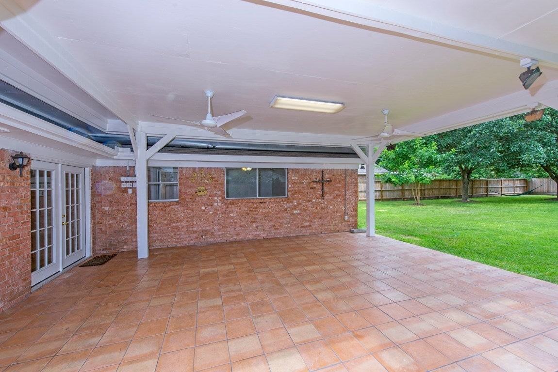 8003 Sharpview Dr - Photo 2 of 30