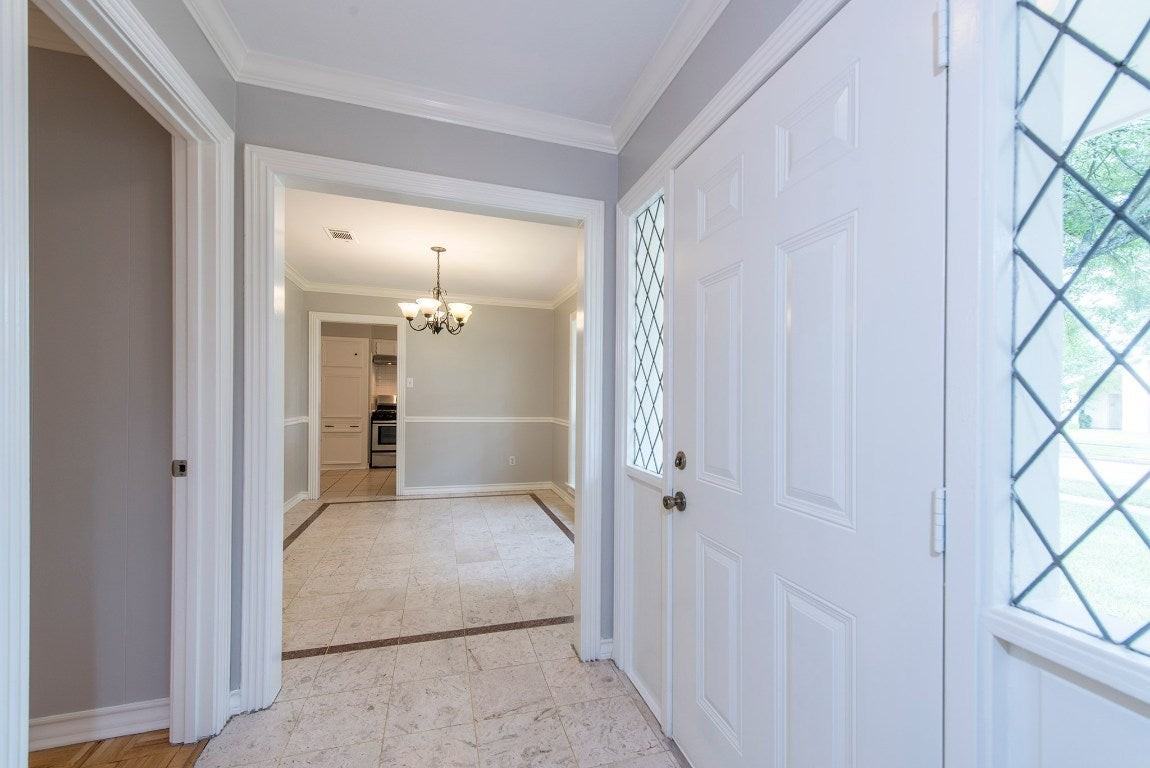 8003 Sharpview Dr - Photo 3 of 30