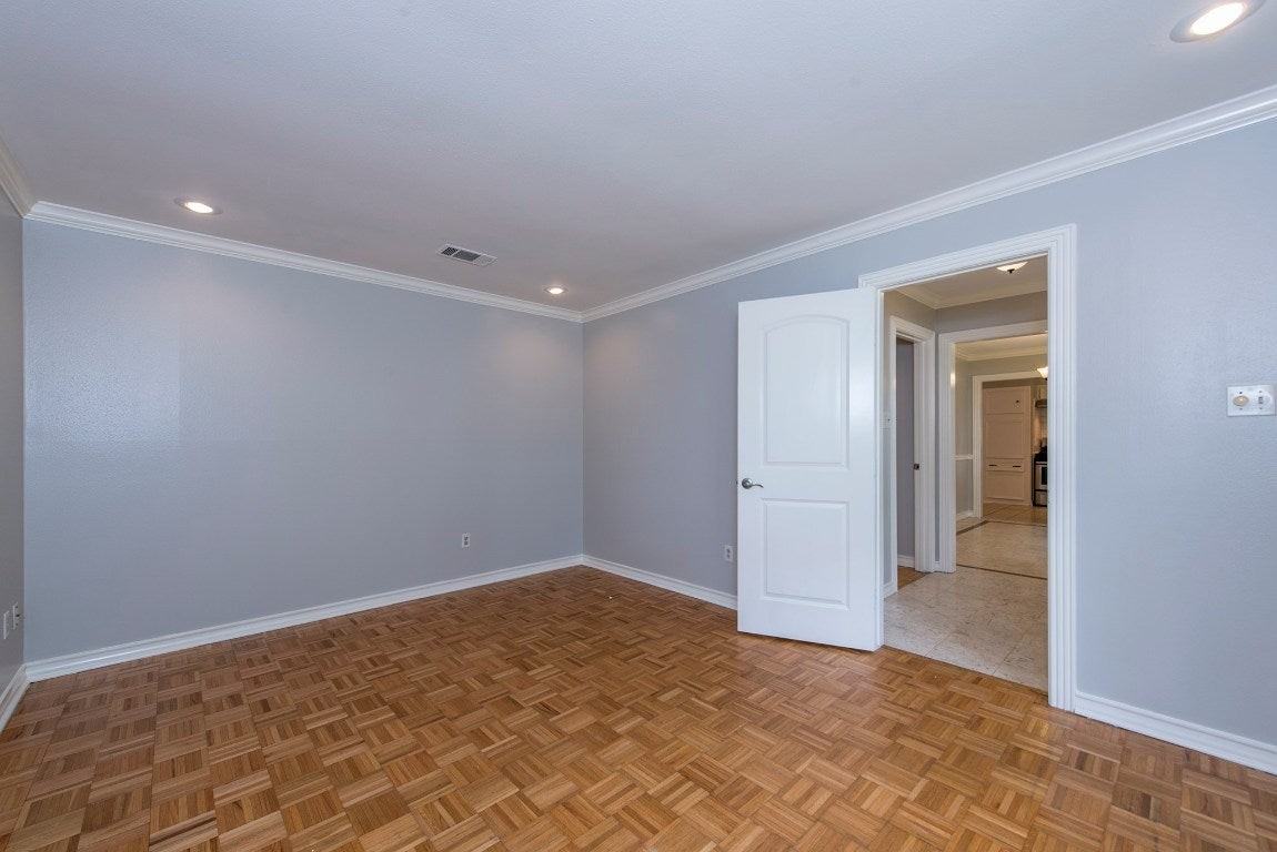 8003 Sharpview Dr - Photo 7 of 30