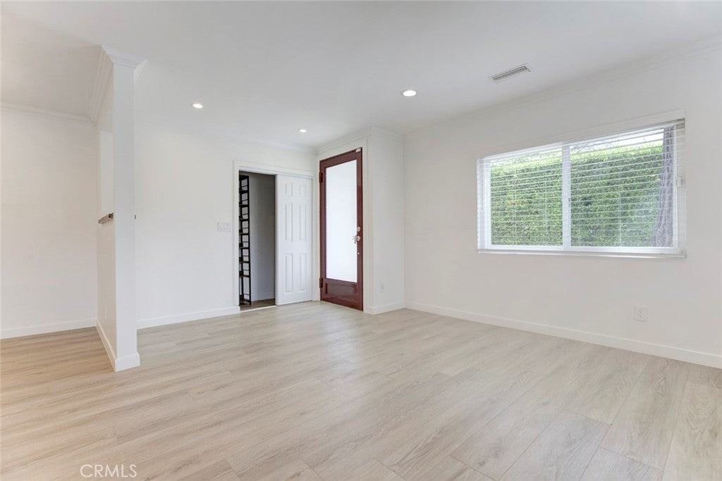 247 N Oak Ave - Photo 4 of 27