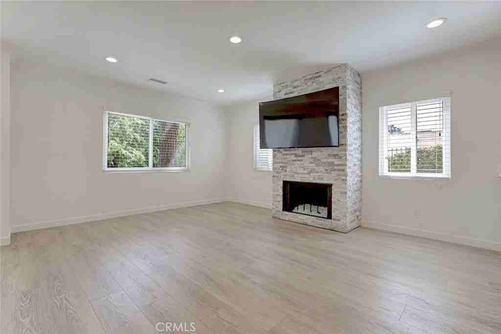 247 N Oak Ave - Photo 6 of 27