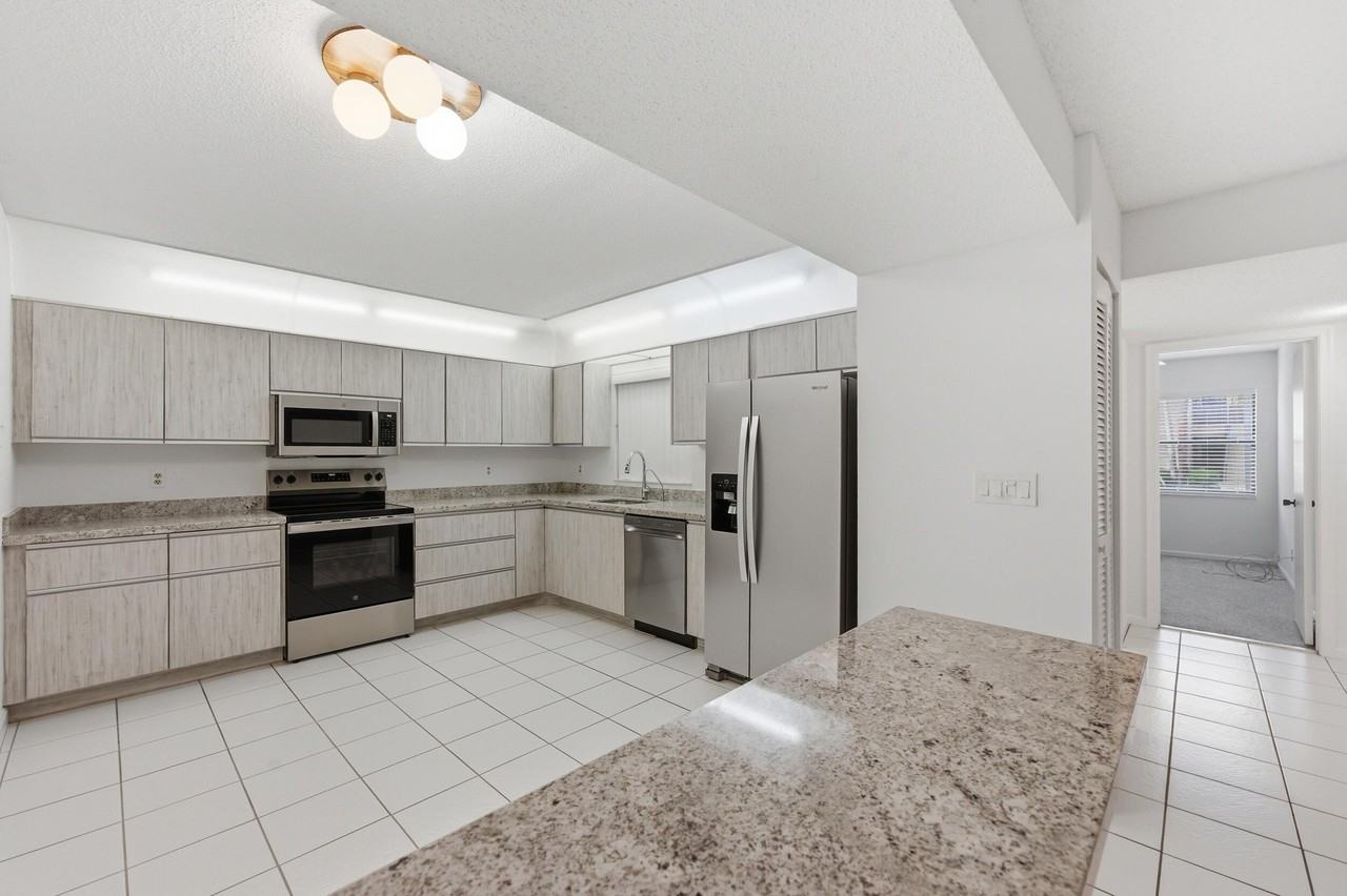 9633 Riverside Dr ##E3 - Photo 6 of 31