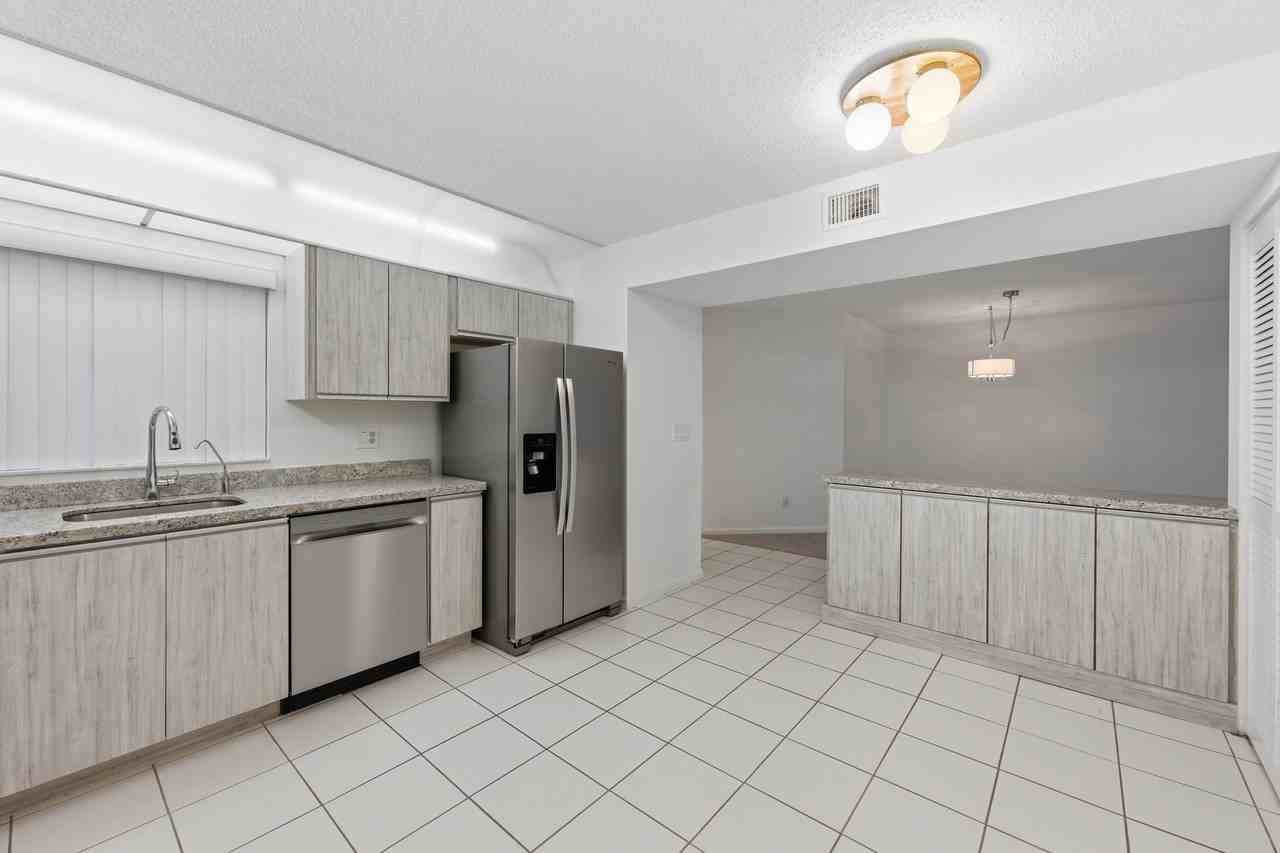 9633 Riverside Dr ##E3 - Photo 7 of 31