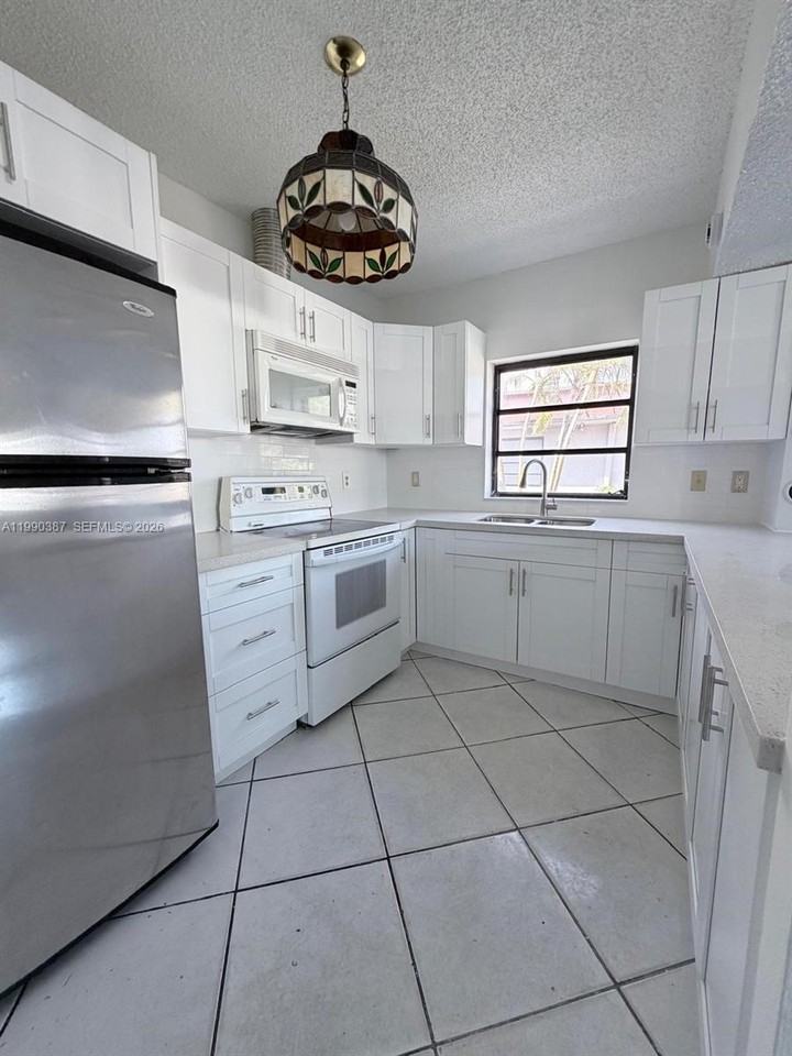 450 Nw 43rd Pl - Photo 2 of 8