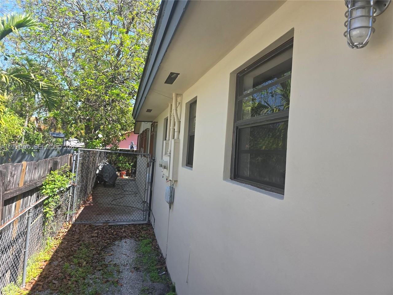 2331 Sw 31st Ave - Photo 3 of 8