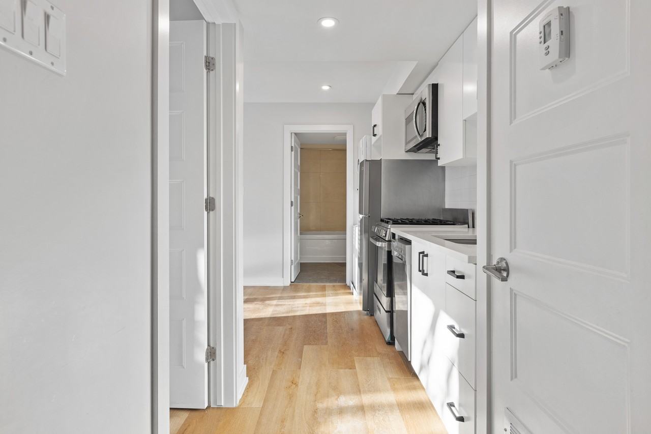 689 Churchill Avenue N - Photo 4 of 50