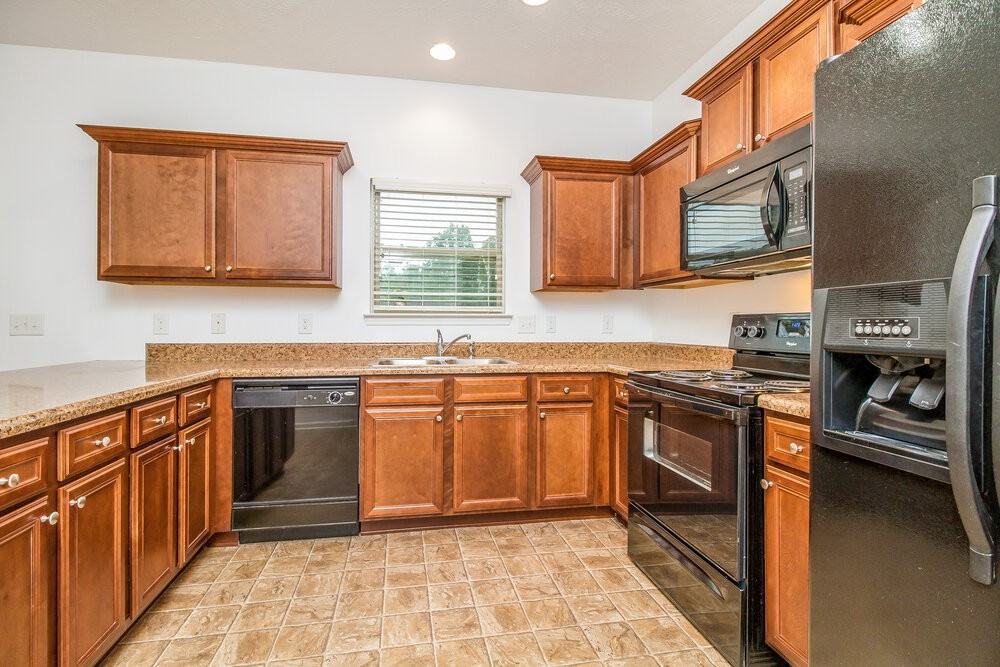 1096 Shire Dr - Photo 5 of 15