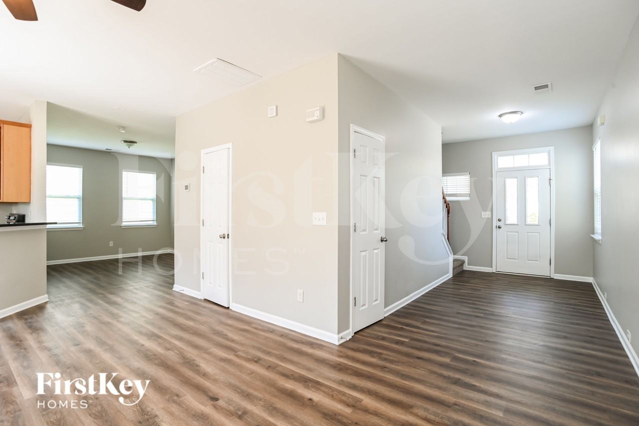 3316 Streamside Dr - Photo 4 of 19