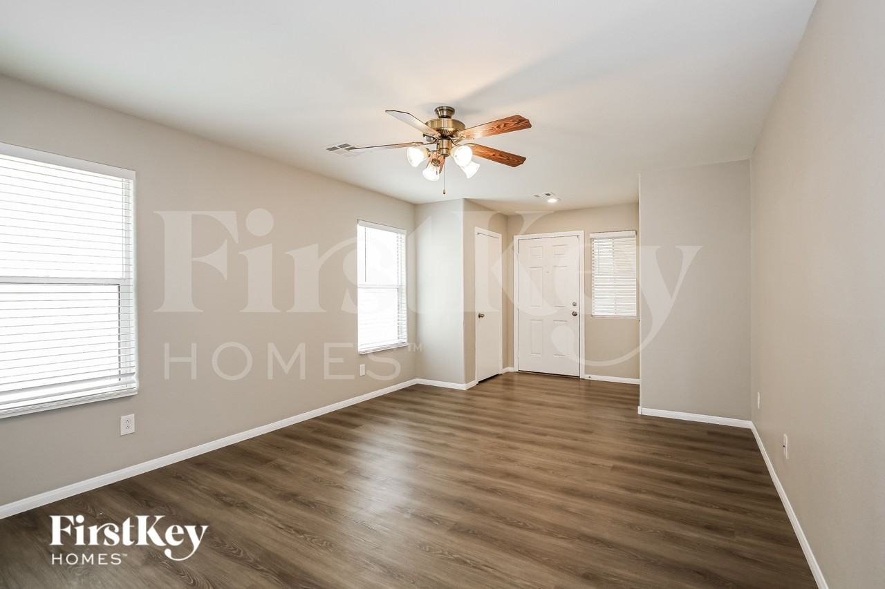 6032 Sierra Lakes St - Photo 2 of 19