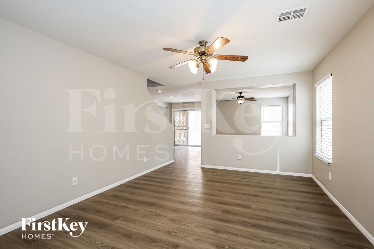 6032 Sierra Lakes St - Photo 3 of 19