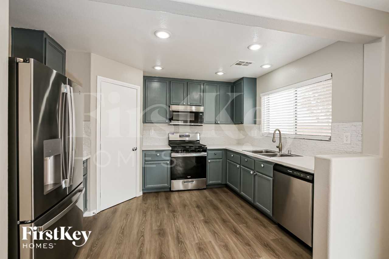 6032 Sierra Lakes St - Photo 7 of 19