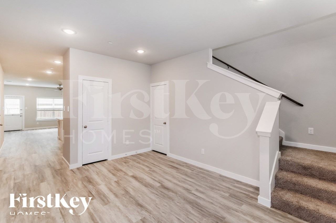 323 Niki Dr - Photo 3 of 15