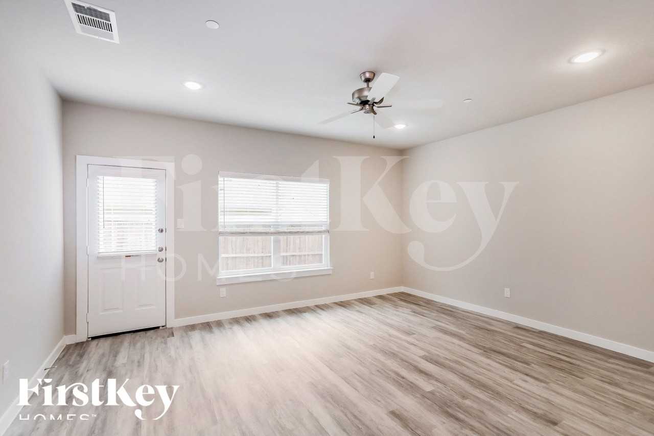 323 Niki Dr - Photo 4 of 15