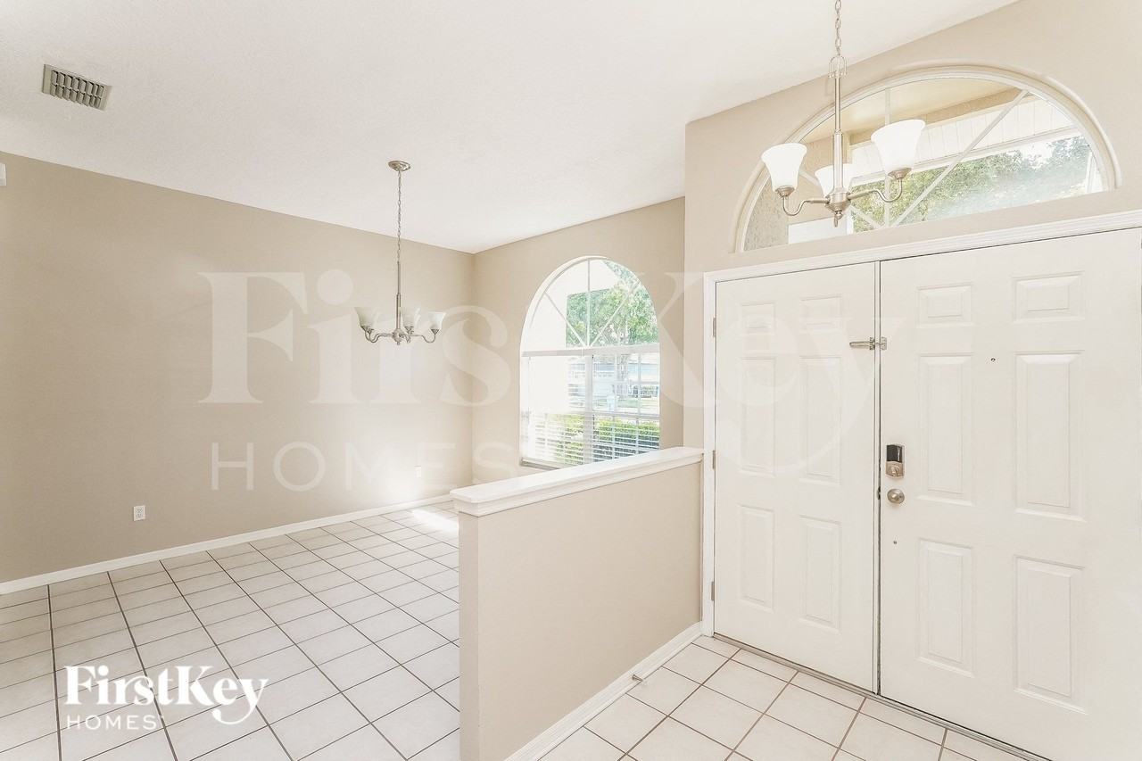 9712 Glenpointe Dr - Photo 2 of 15