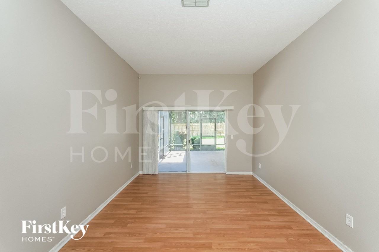 9712 Glenpointe Dr - Photo 5 of 15