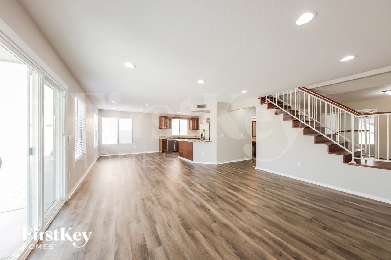 7668 W Flynn Ln - Photo 3 of 15