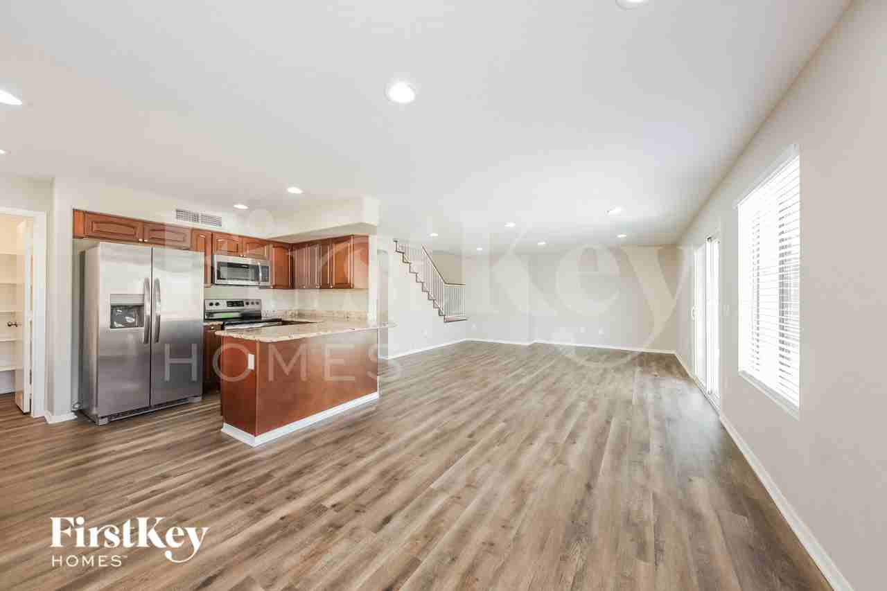 7668 W Flynn Ln - Photo 4 of 15