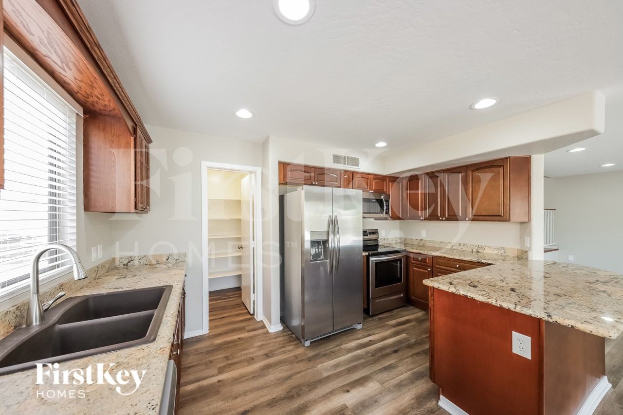 7668 W Flynn Ln - Photo 5 of 15