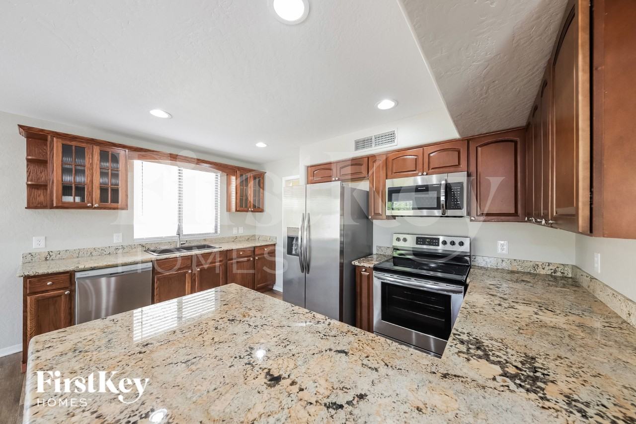 7668 W Flynn Ln - Photo 6 of 15