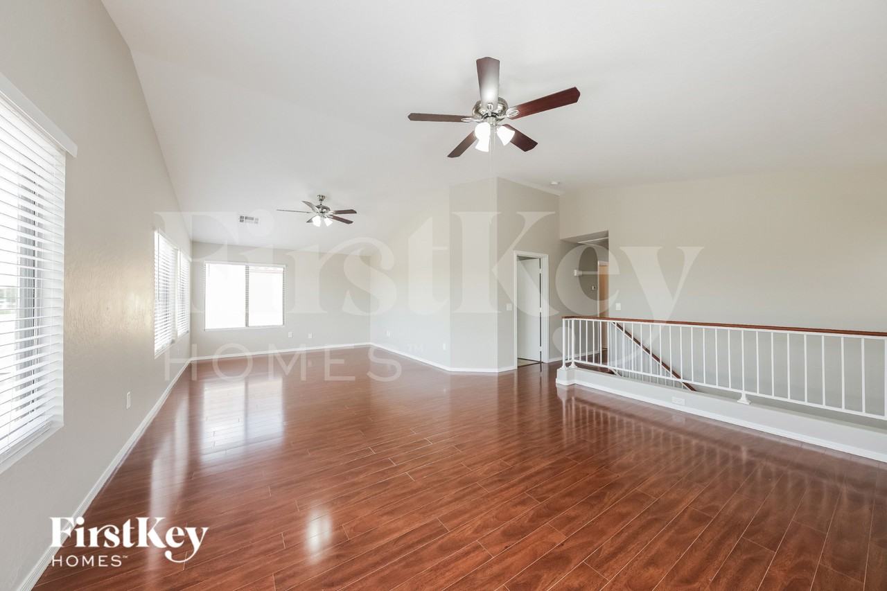 7668 W Flynn Ln - Photo 7 of 15