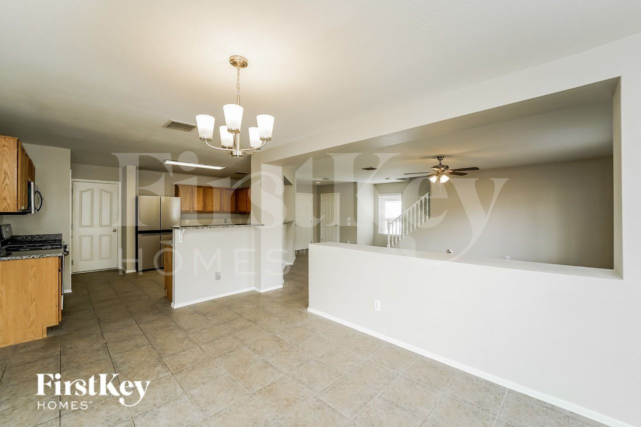 1498 W Beantree Ln - Photo 4 of 15