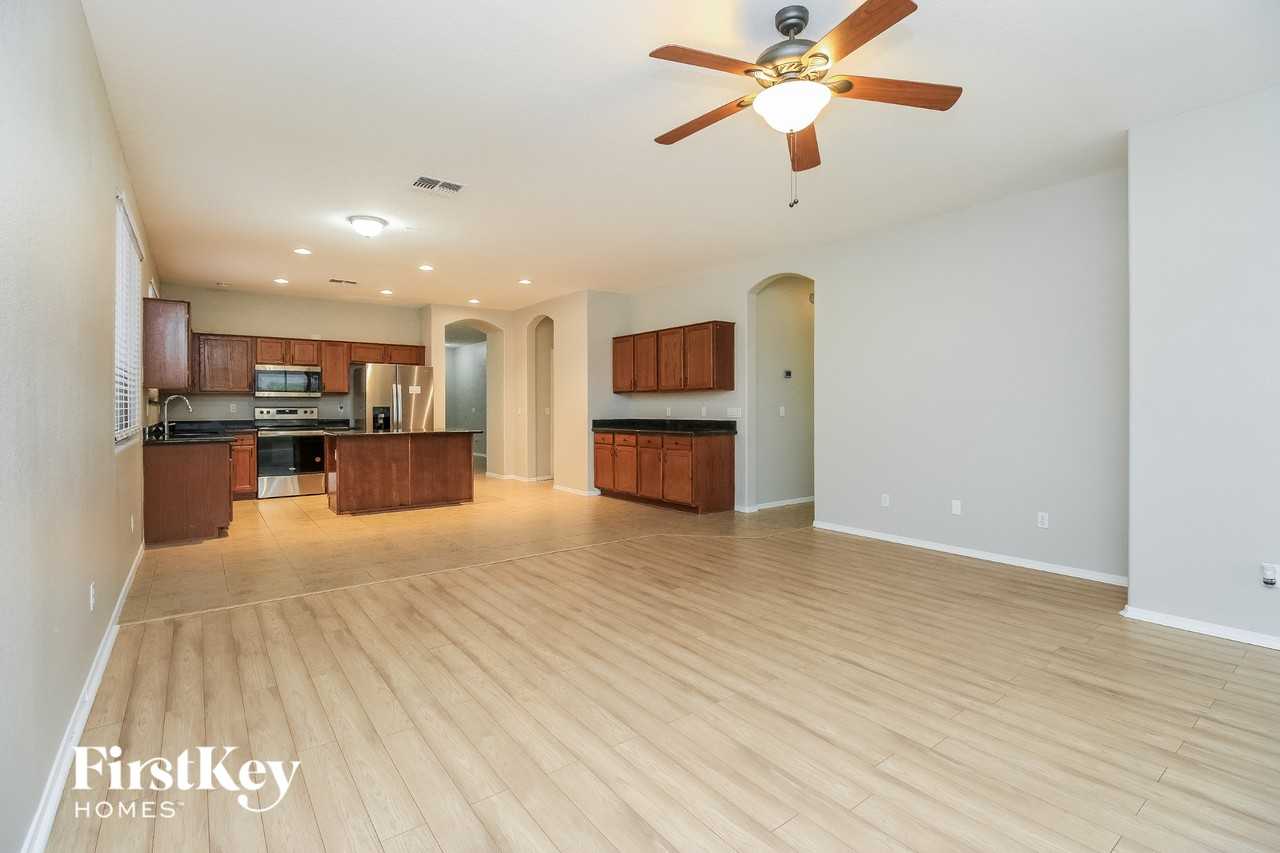 12529 W Highland Ave - Photo 4 of 15