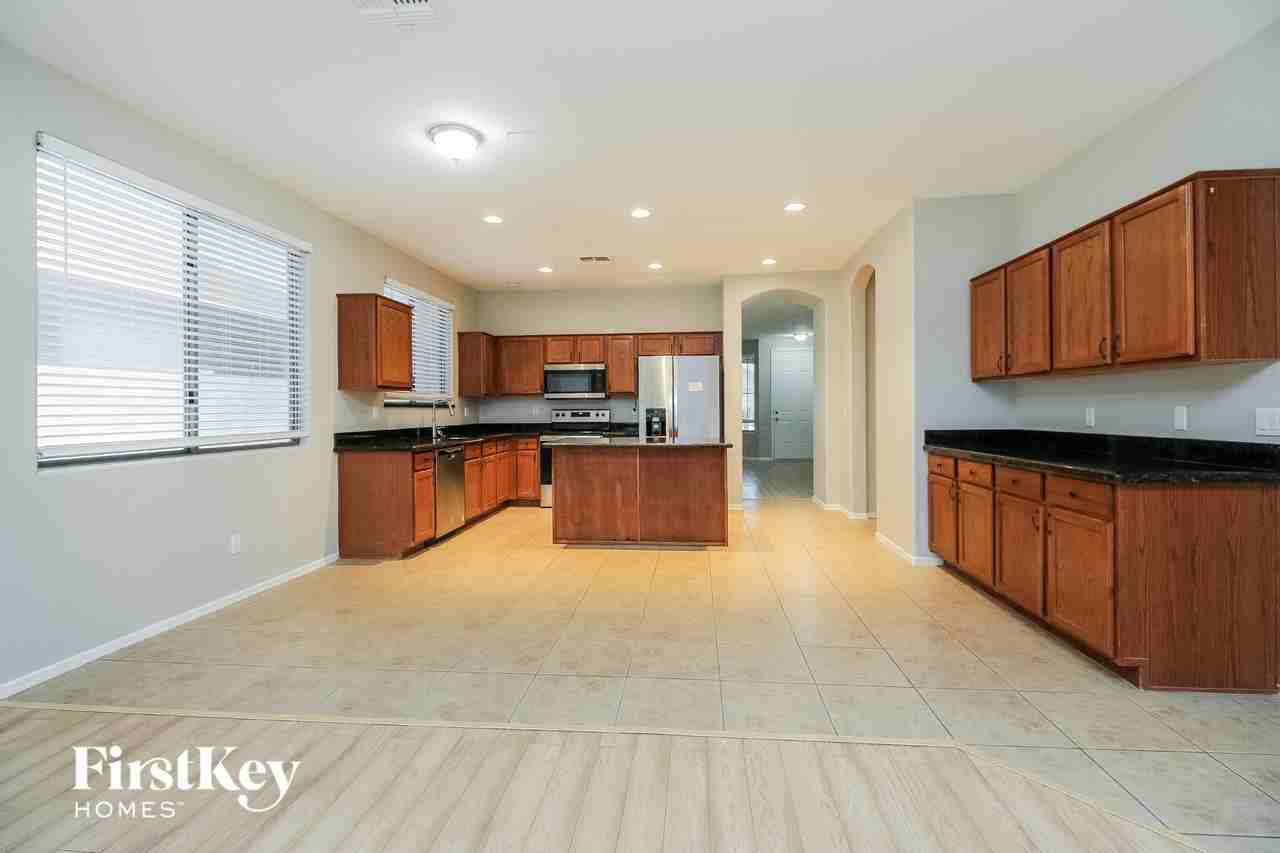 12529 W Highland Ave - Photo 5 of 15