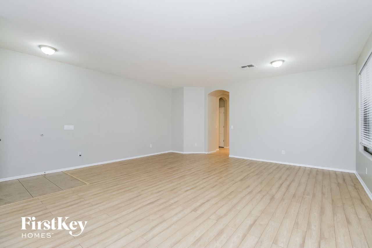 12529 W Highland Ave - Photo 7 of 15