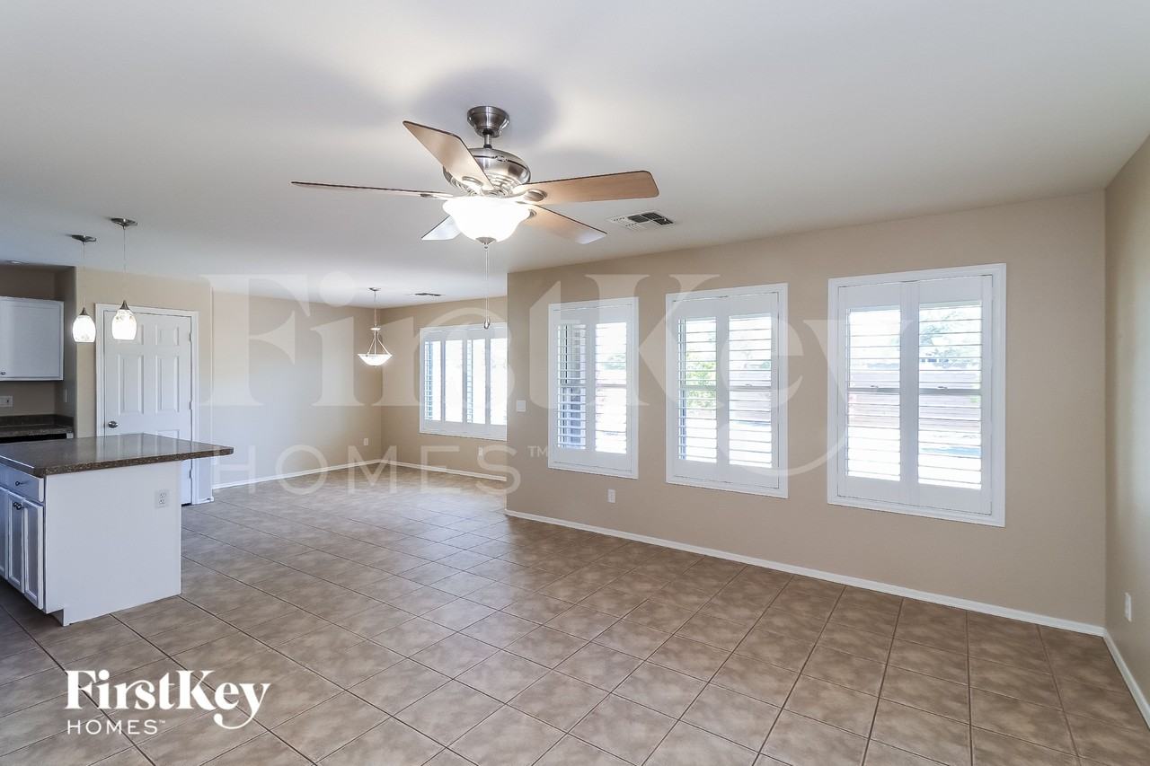 7015 S 43rd Dr - Photo 3 of 15