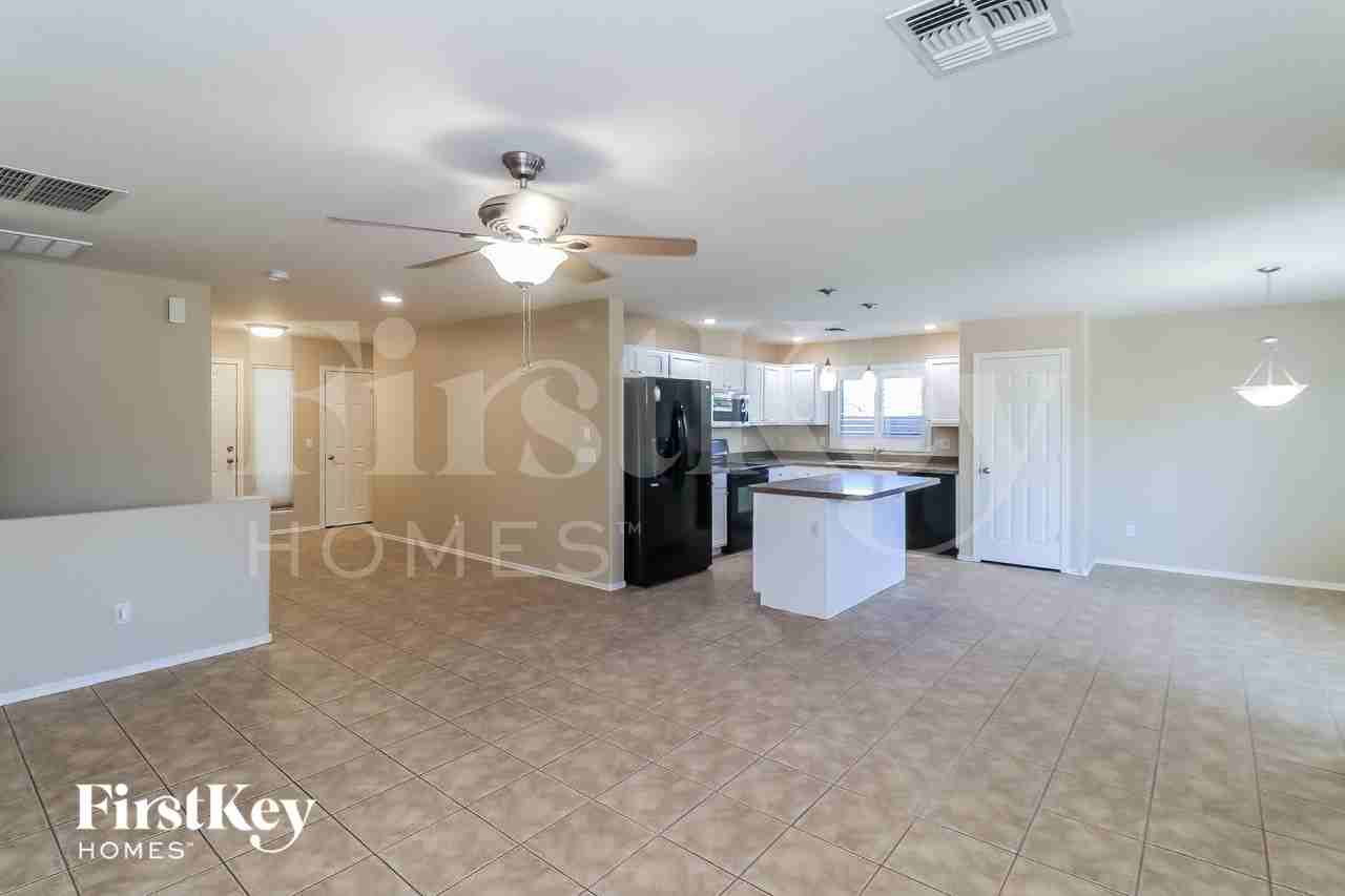 7015 S 43rd Dr - Photo 4 of 15