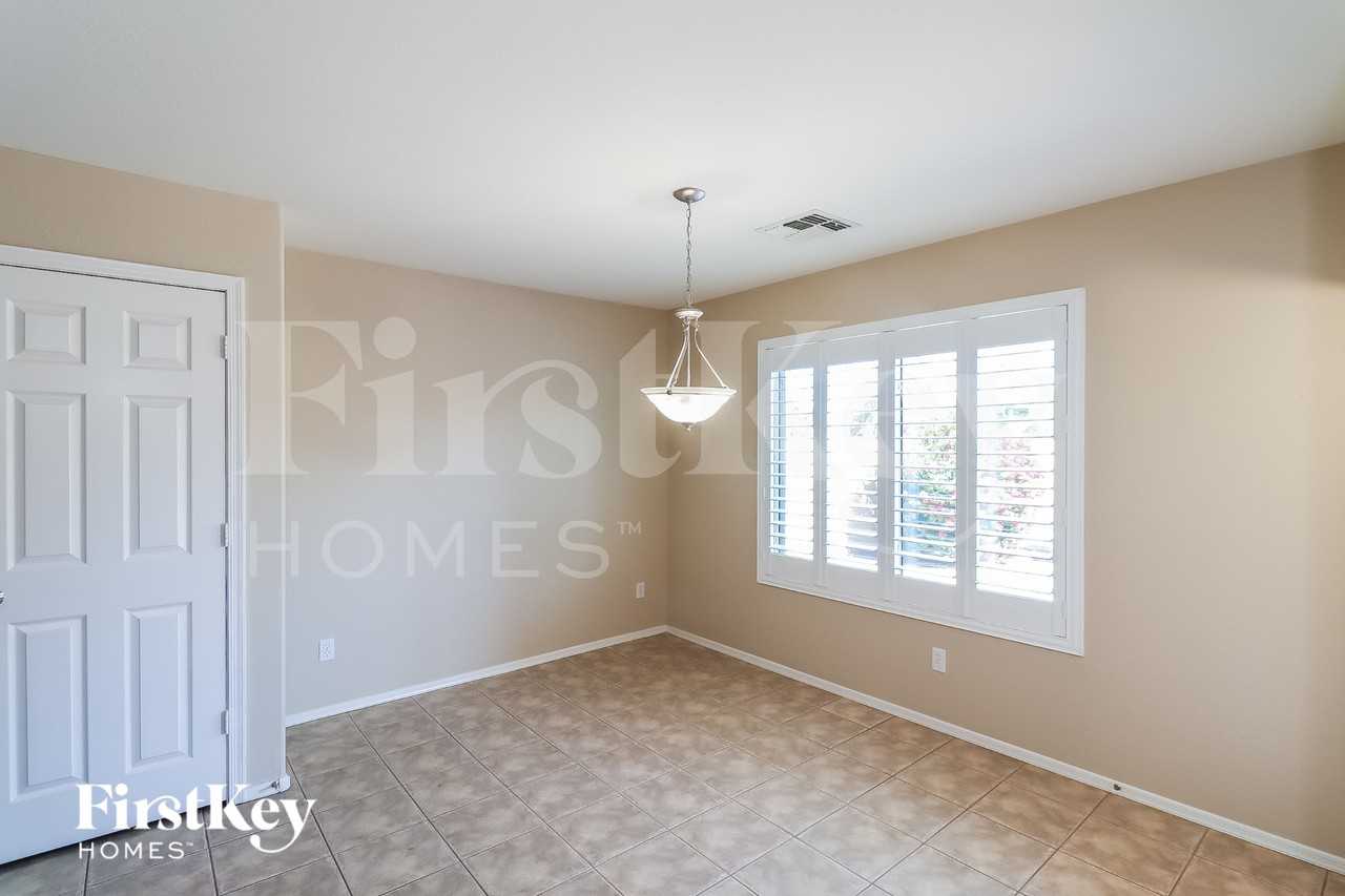 7015 S 43rd Dr - Photo 5 of 15