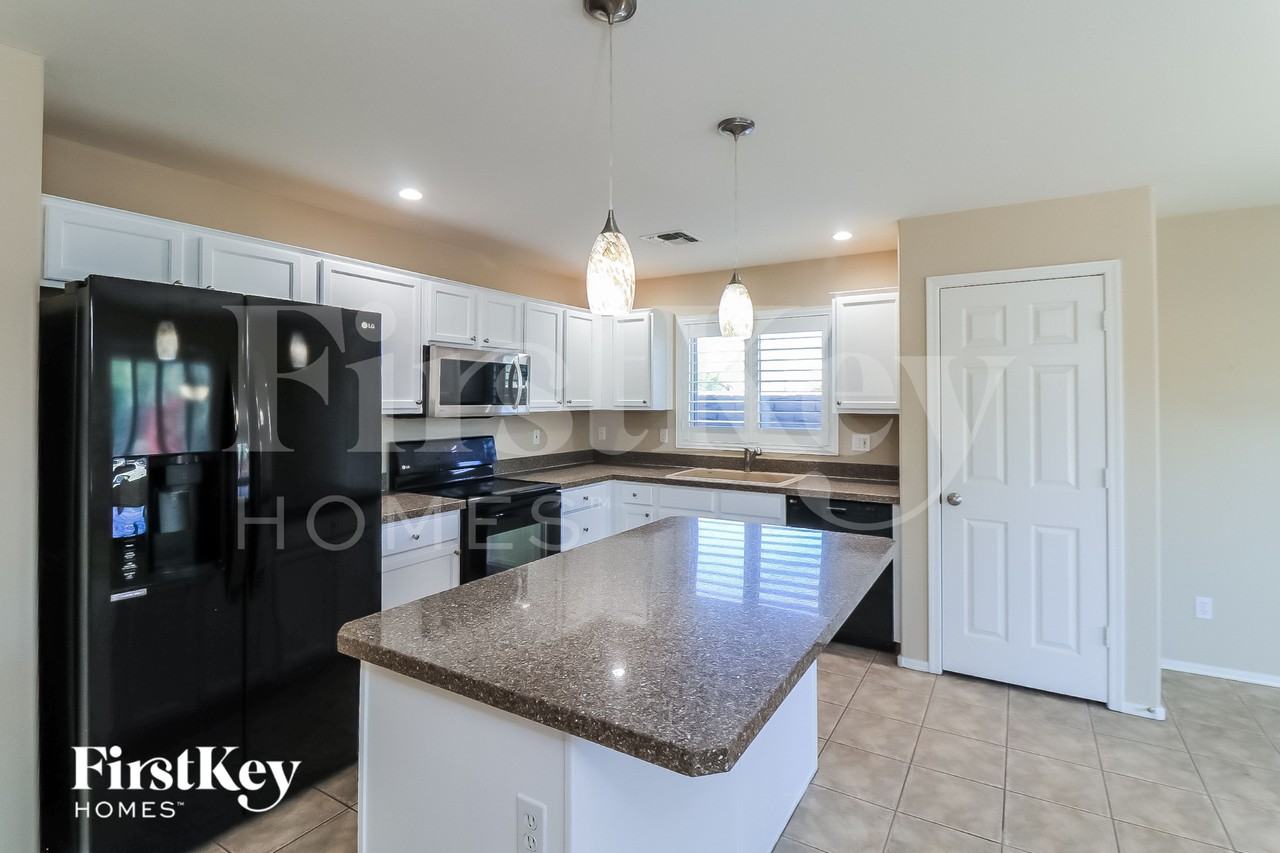 7015 S 43rd Dr - Photo 6 of 15