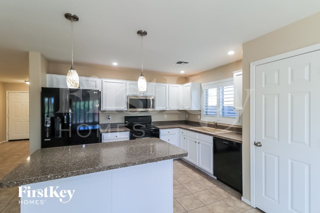 7015 S 43rd Dr - Photo 7 of 15