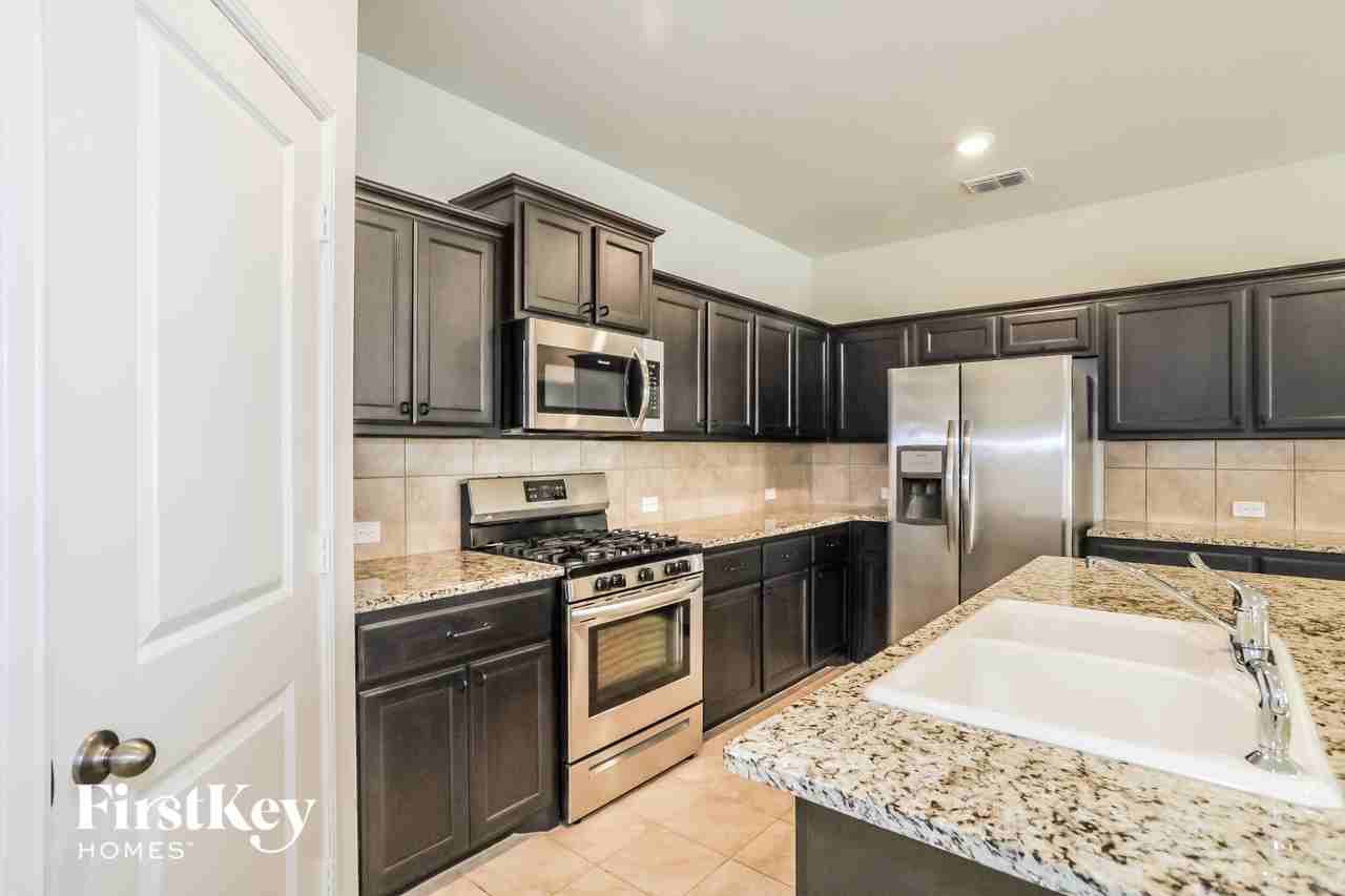 2205 Sadlers Creek Ln - Photo 4 of 15