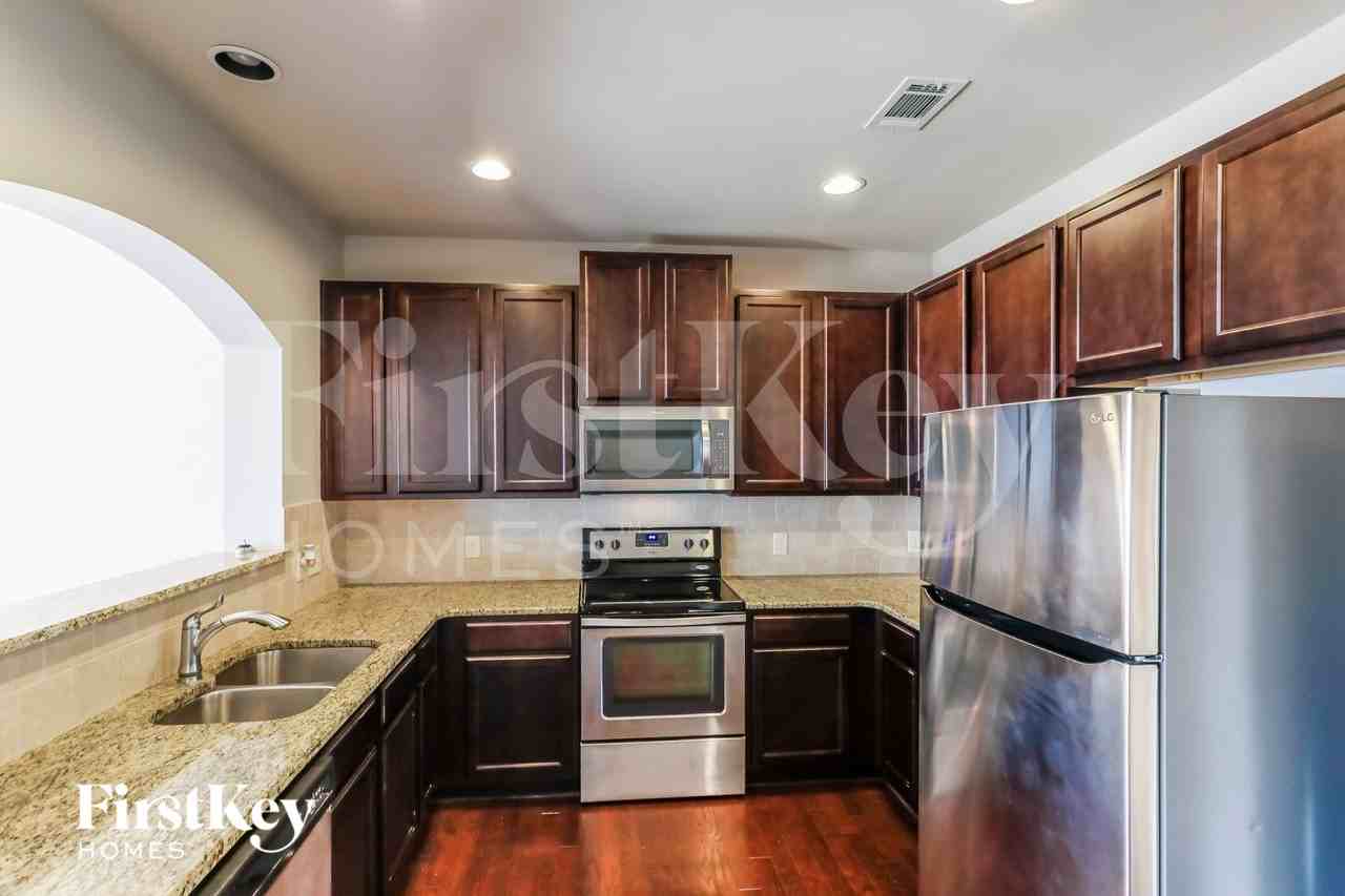 2202 Black Pebble Cir - Photo 4 of 15