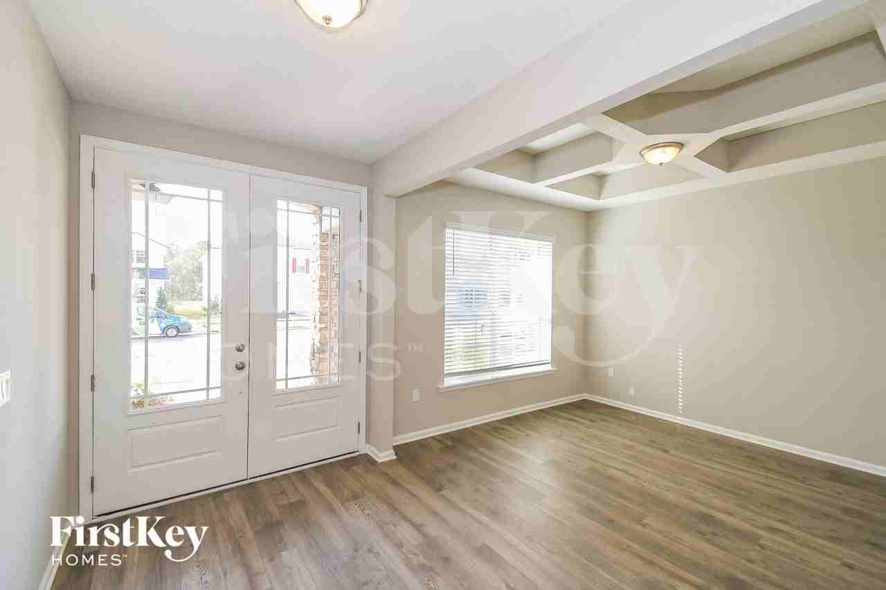 2721 Copperwood Ave - Photo 3 of 15