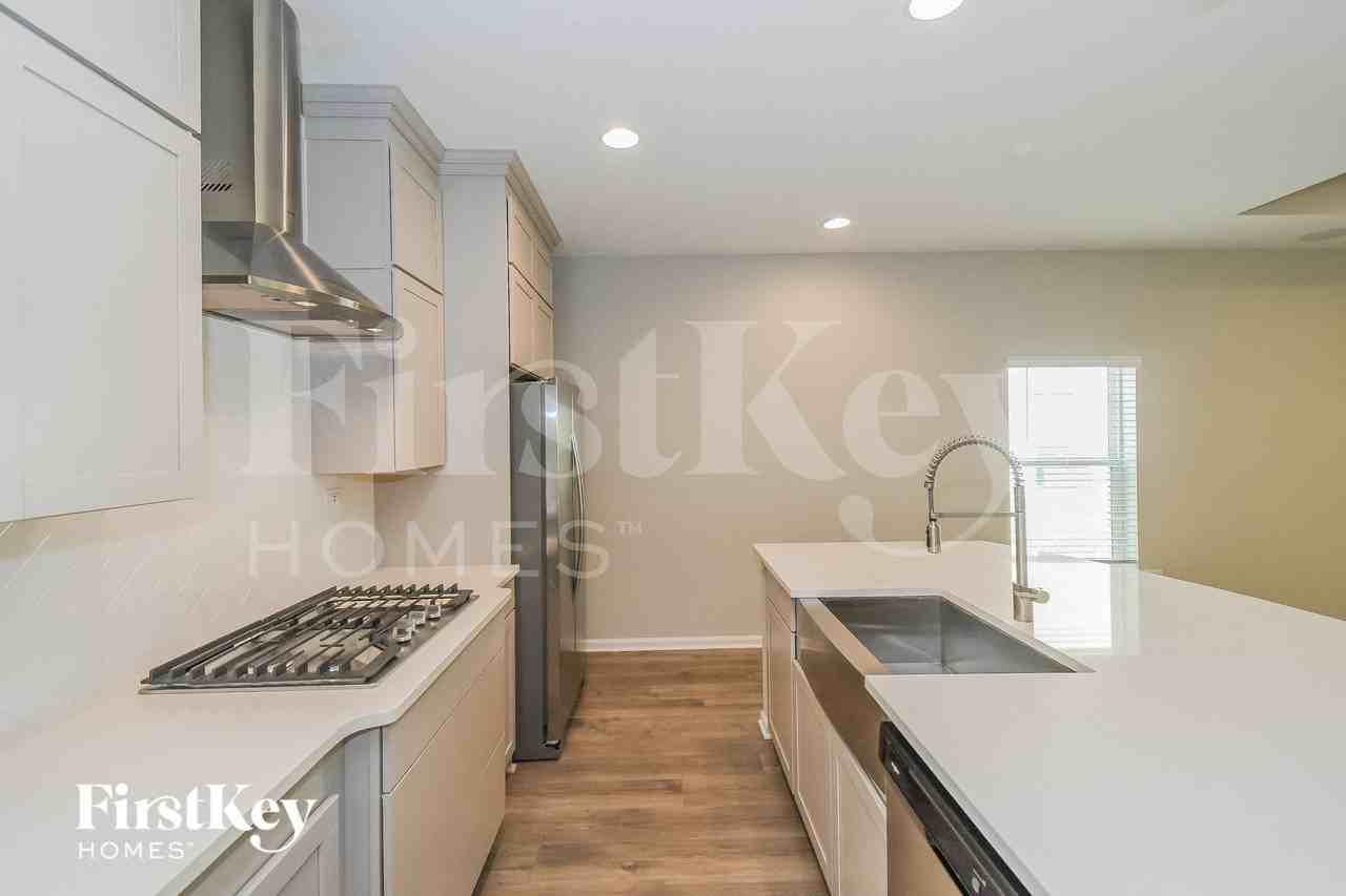 2721 Copperwood Ave - Photo 5 of 15