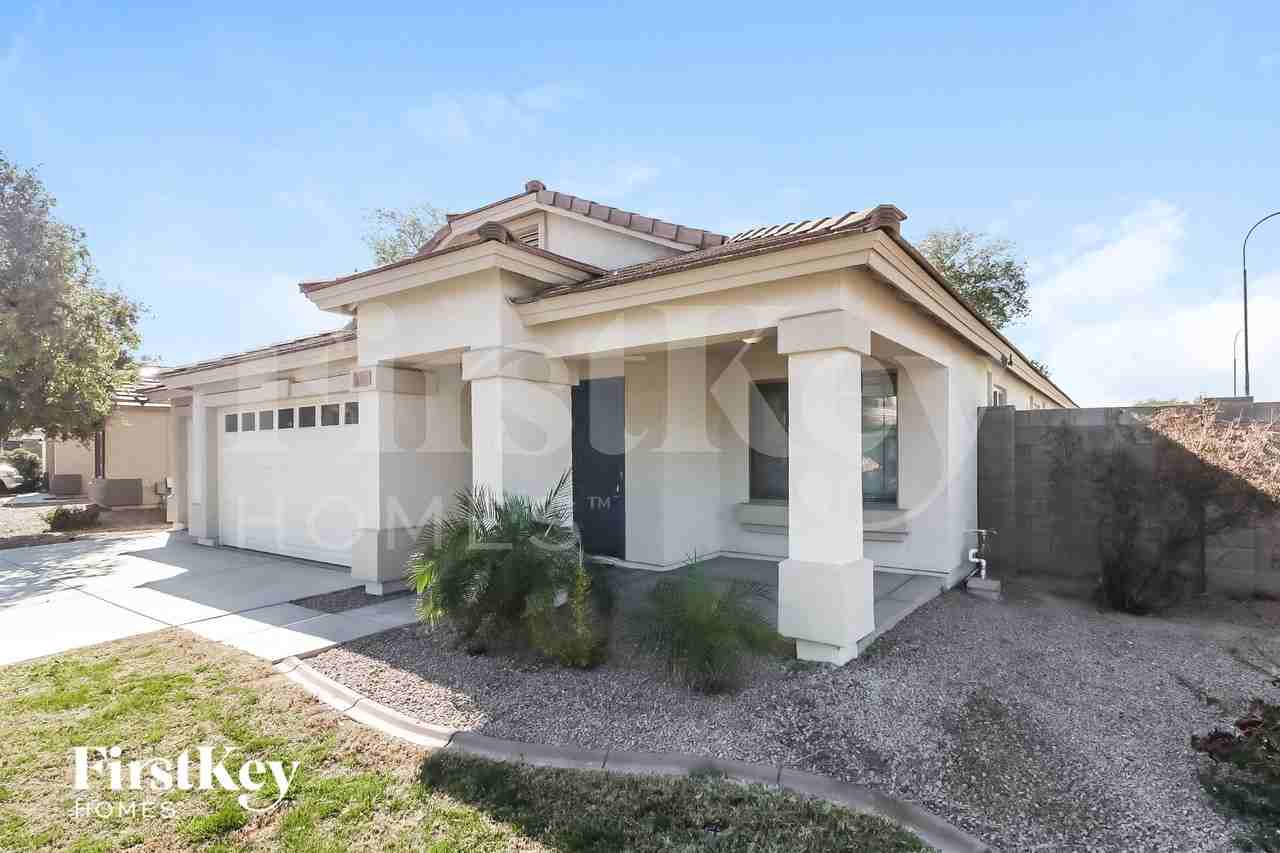 11233 W Locust Ln - Photo 2 of 15