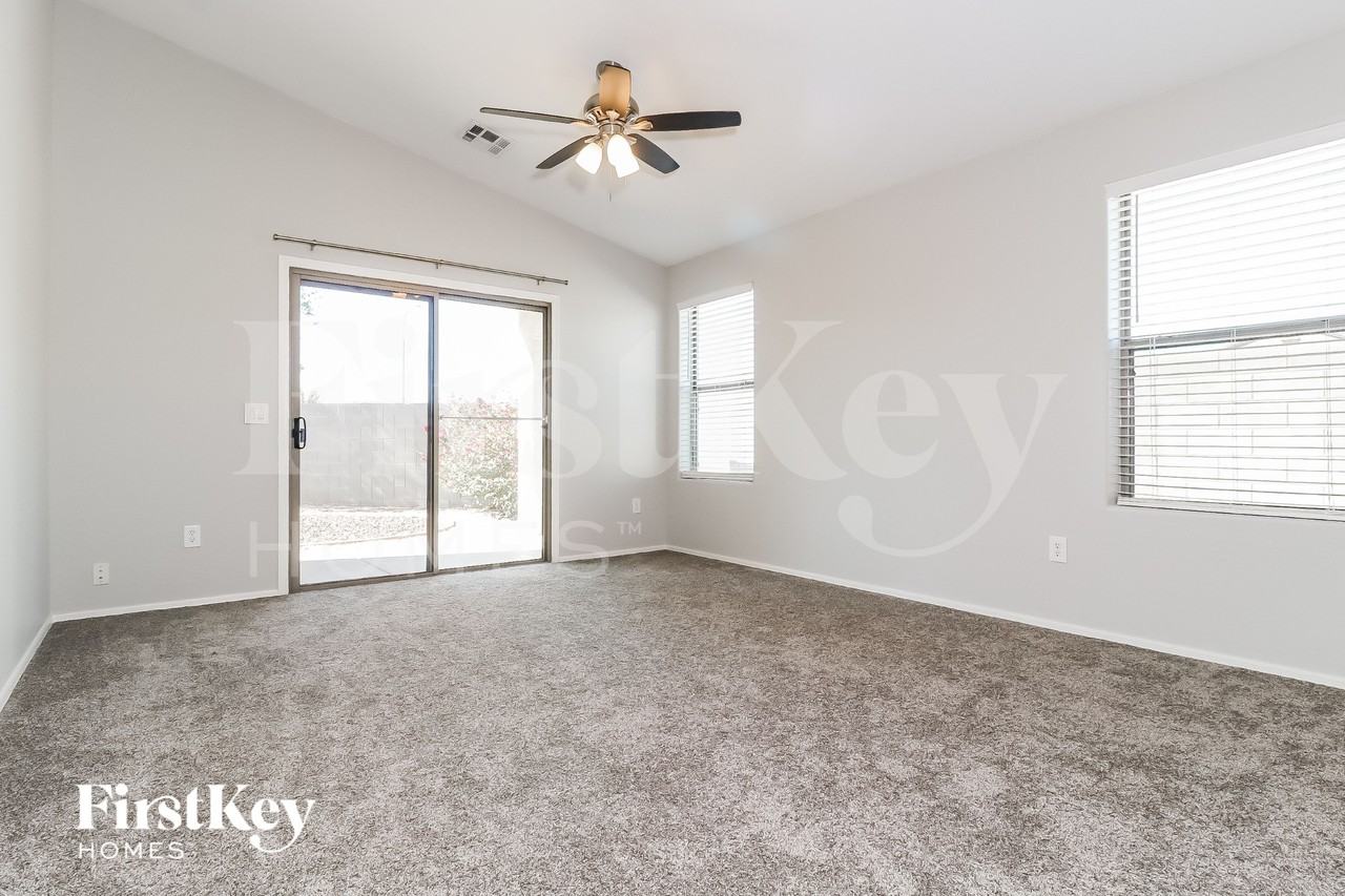 11233 W Locust Ln - Photo 3 of 15