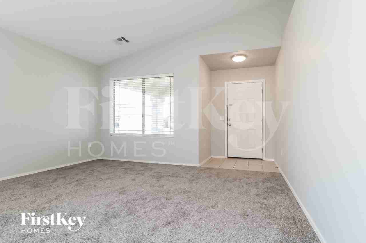 11233 W Locust Ln - Photo 4 of 15