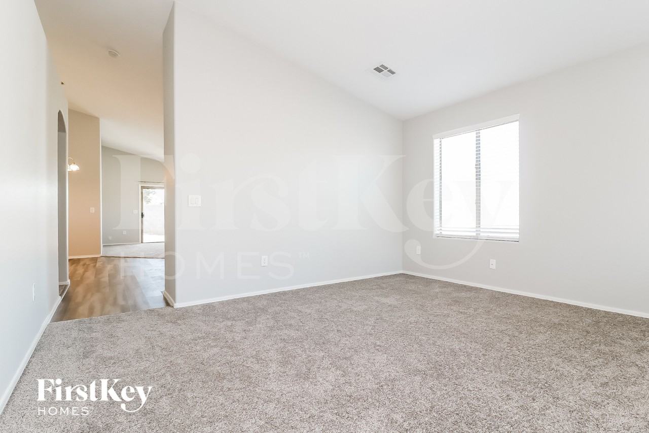 11233 W Locust Ln - Photo 5 of 15