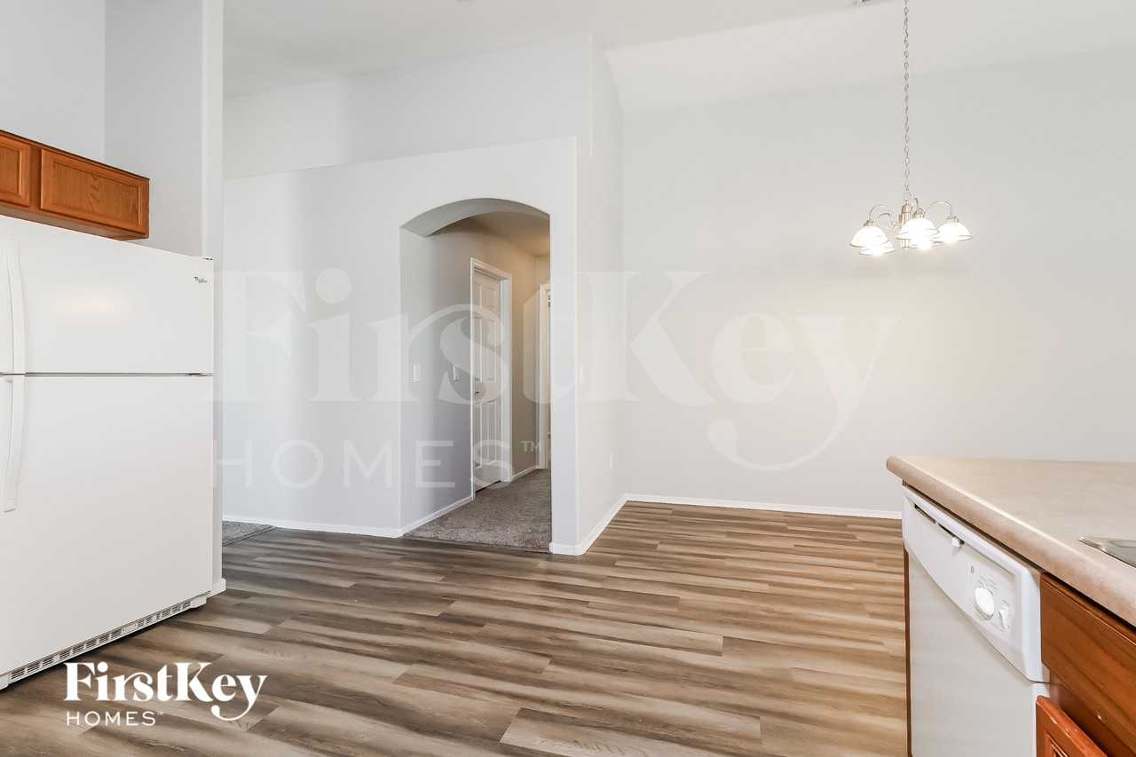 11233 W Locust Ln - Photo 6 of 15