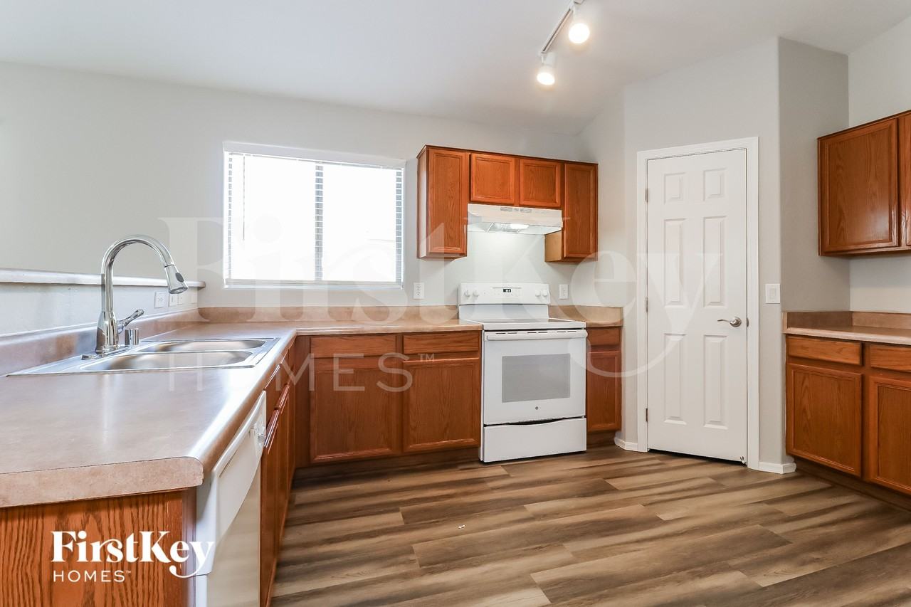 11233 W Locust Ln - Photo 7 of 15