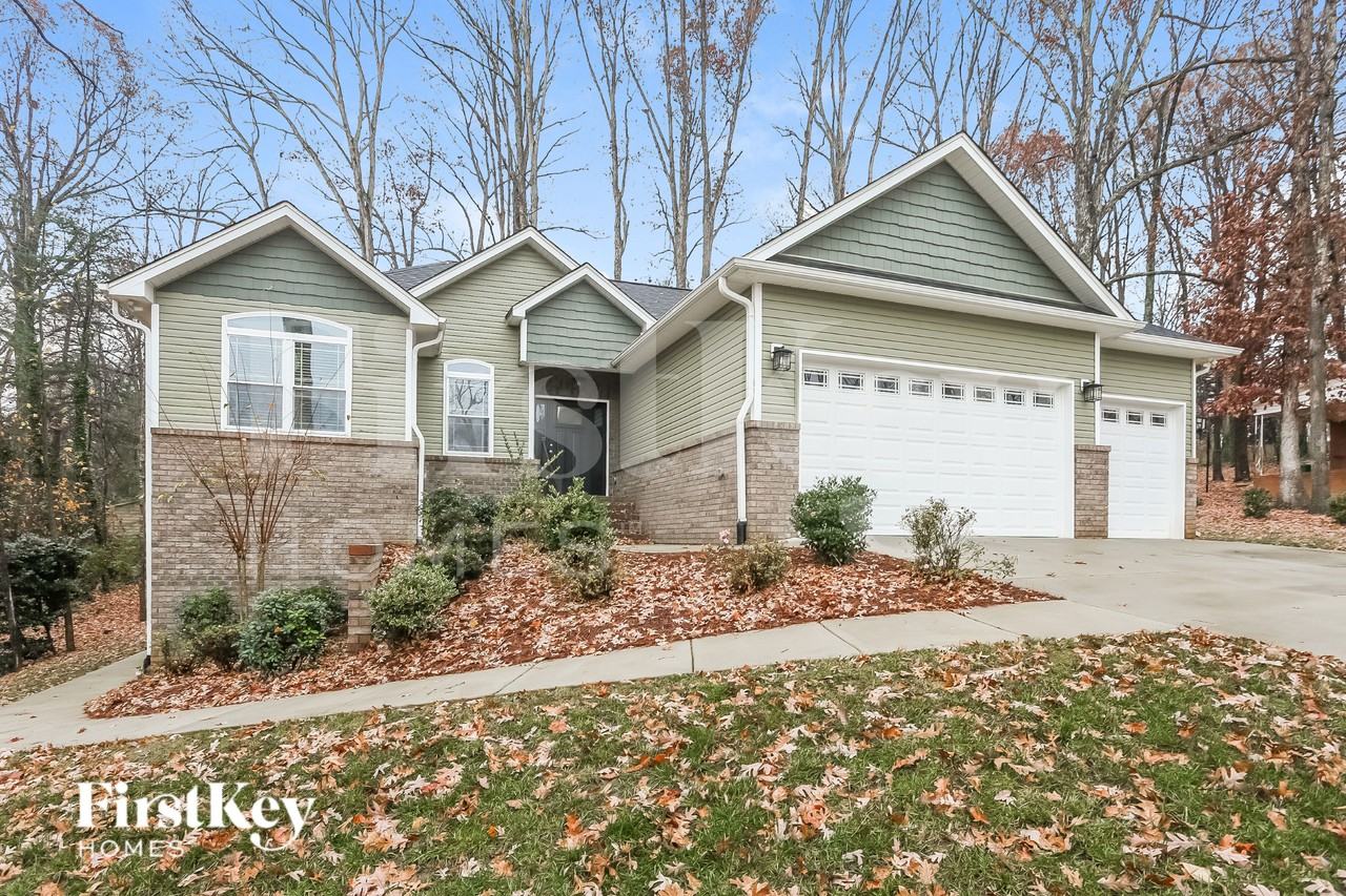 105 Jefferson Dr - Photo 3 of 15