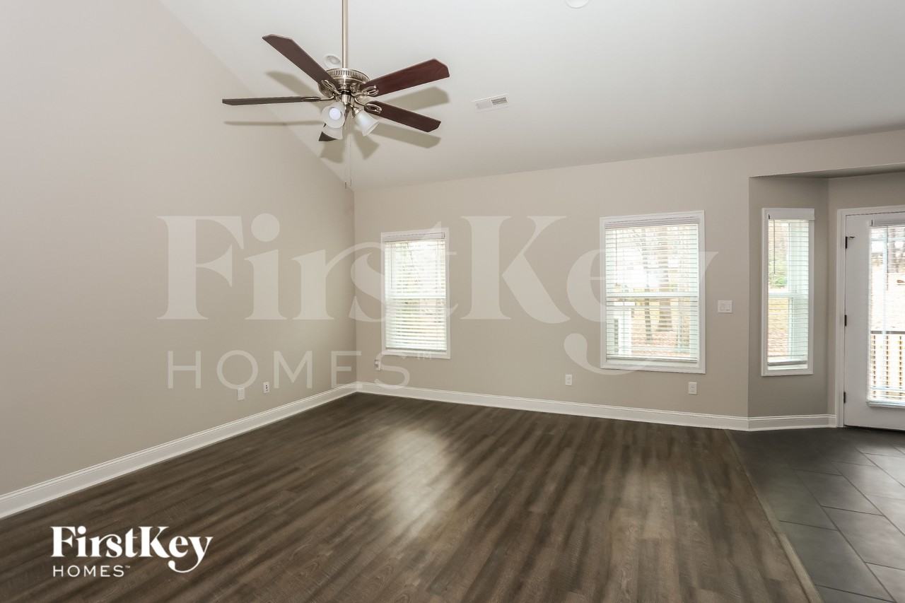 105 Jefferson Dr - Photo 4 of 15