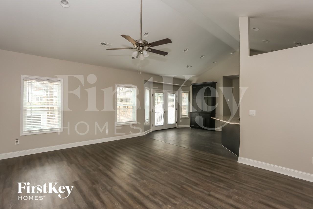 105 Jefferson Dr - Photo 5 of 15