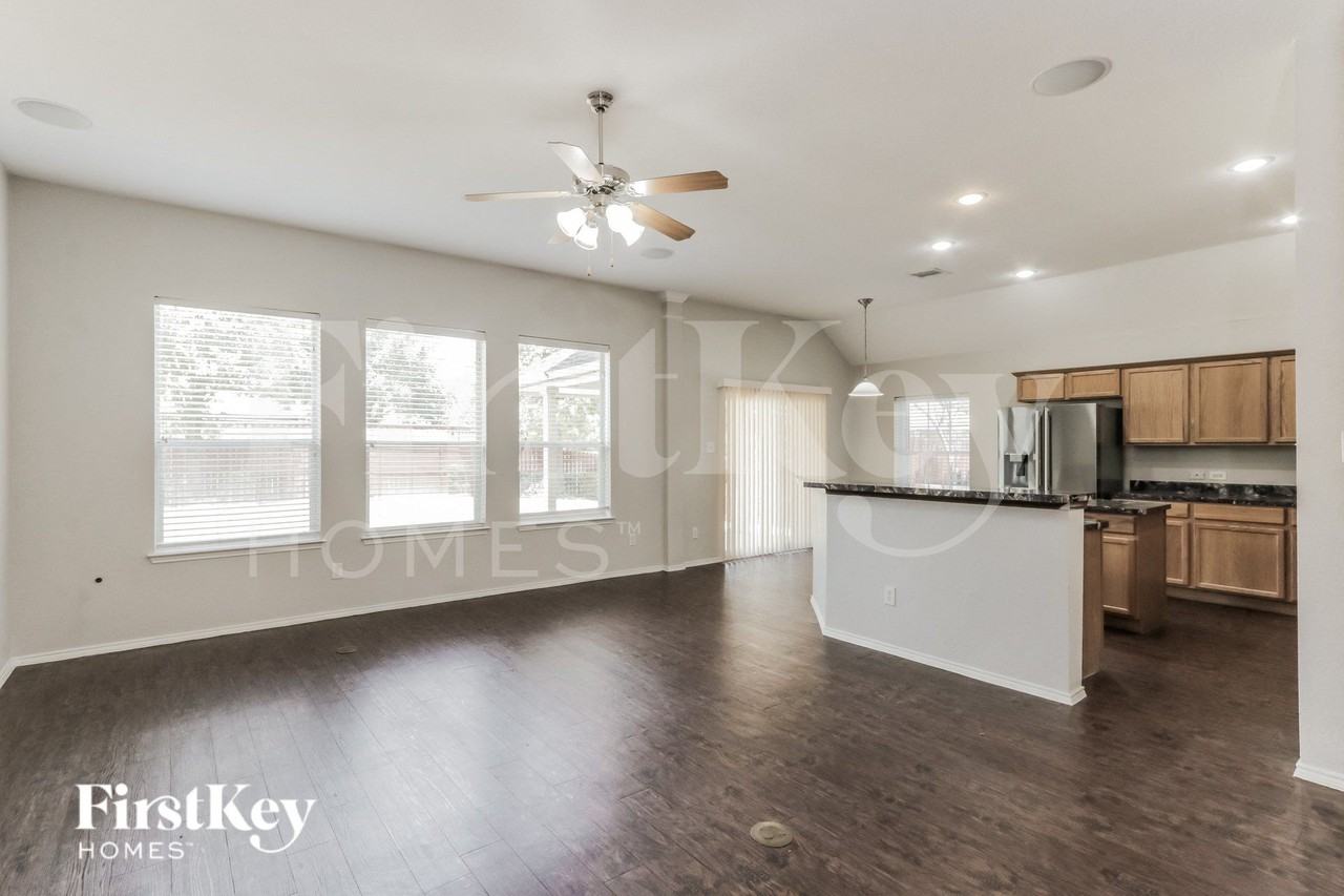 631 Magnolia Ln - Photo 2 of 16