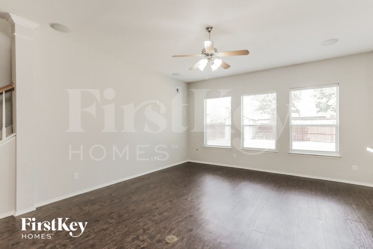 631 Magnolia Ln - Photo 3 of 16